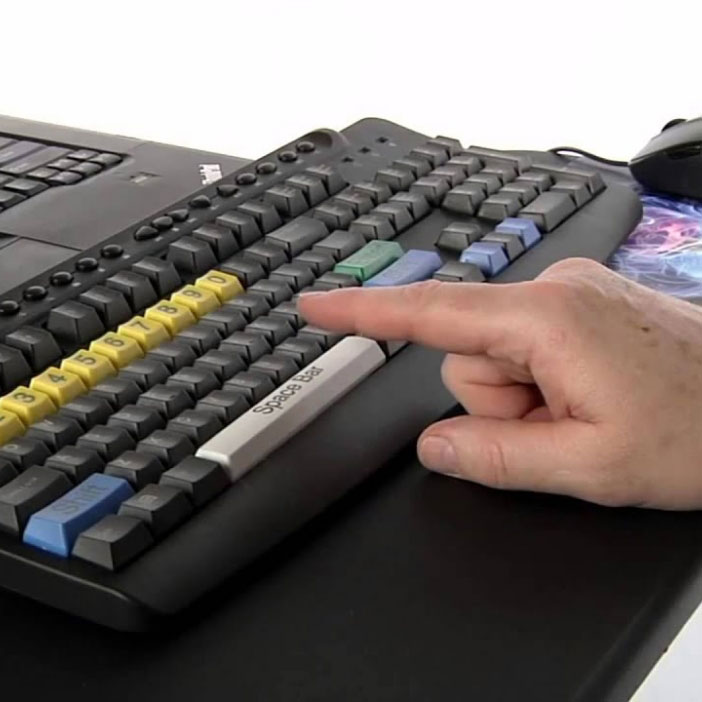Mano sobre un teclado durante una prueba cognitiva por ordenador