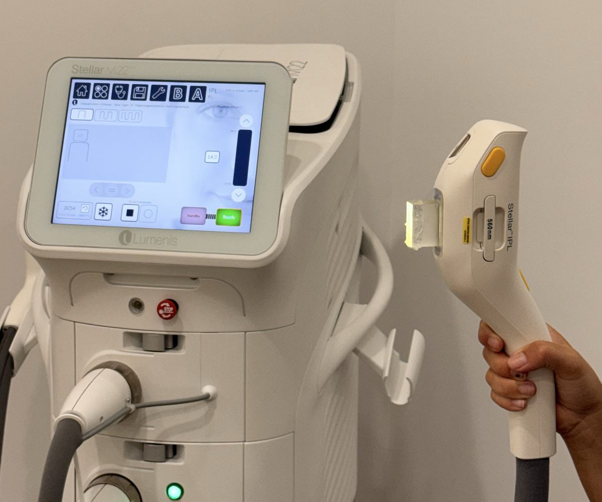 Plataforma Stellar M22 con el cabezal de IPL en una cabina de Clínica Bioever